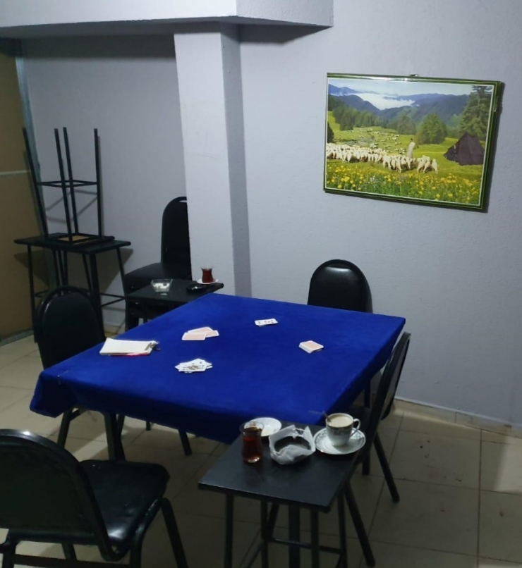 Korona Virüse Aldırmadan Bir Arada Kumar Oynayan Şahıslar Yakayı Ele Verdi