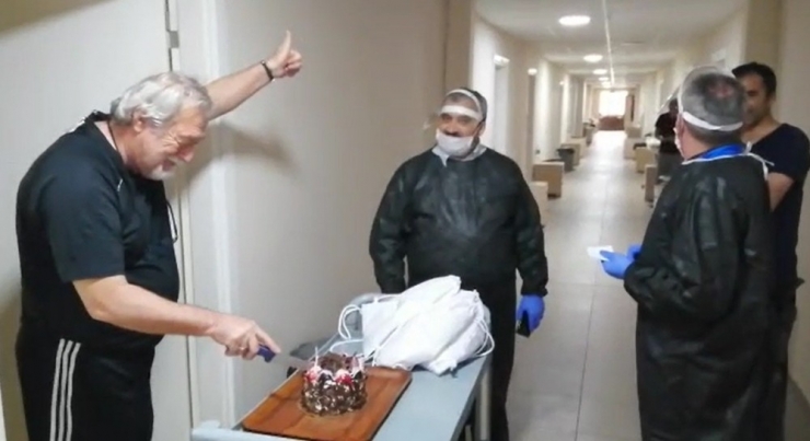 Karantinadaki 3 Kişiye Doğum Günü Sürprizi