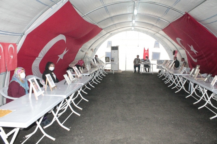 Hdp Önündeki Ailelerin Evlat Nöbeti 227’inci Gününde