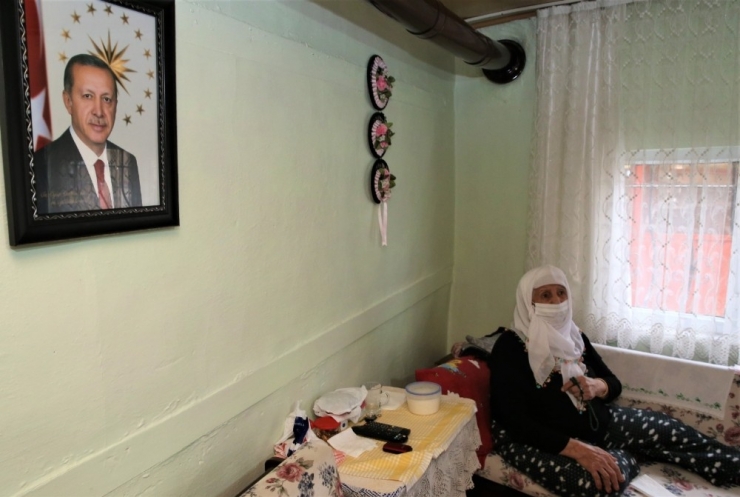 Cumhurbaşkanı Erdoğan’ın Fotoğrafına Sarılan Nine Gözyaşı Döktü