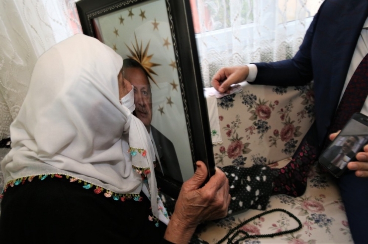 Cumhurbaşkanı Erdoğan’ın Fotoğrafına Sarılan Nine Gözyaşı Döktü