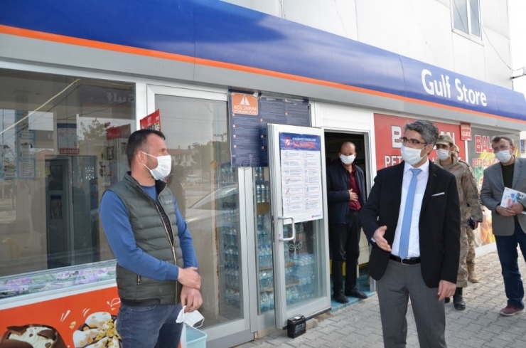 Kaymakam Çalışır Maske Dağıttı