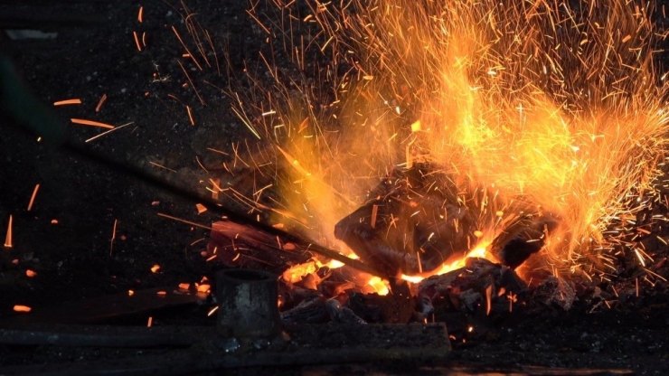 Baba Ve Oğlu Unutulmaya Yüz Tutan Demirciliği Devam Ettirmeye Çalışıyor