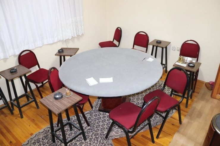 Korona Virüse Rağmen Kumar Masası Kuran 19 Kişiye 70 Bin 875 Tl Ceza