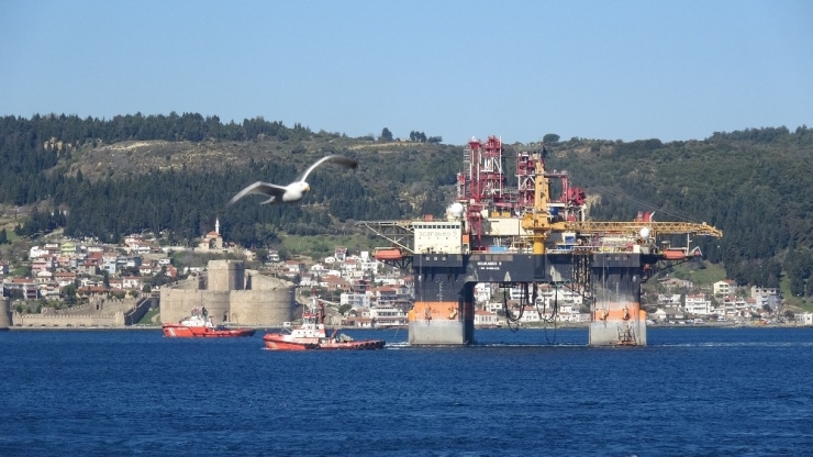 Yüzen Dev Çanakkale Boğazı’ndan Geçti