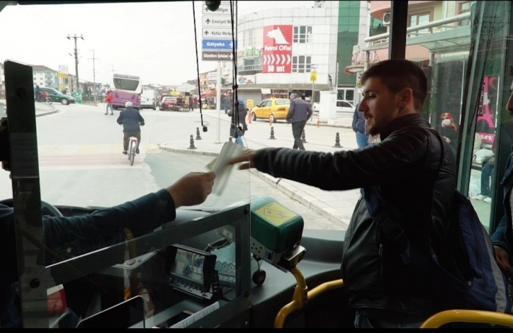 Düzce’de Belediye Otobüsüne Maskesiz Binenlere Maske Veriyor