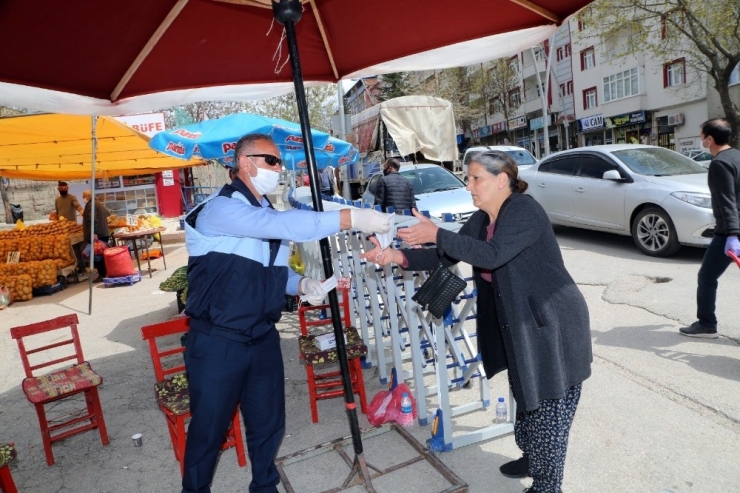 Elazığ’da Pazarlarda Maske Dağıtımı