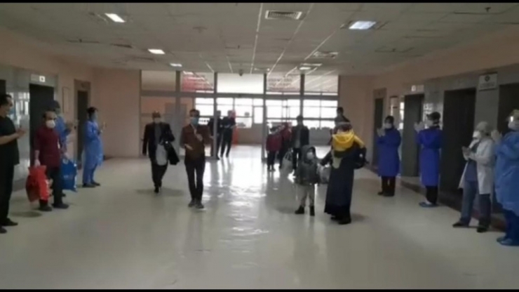 Korona Virüs Tedavisi Tamamlanan 15 Hasta Alkışlarla Taburcu Oldu