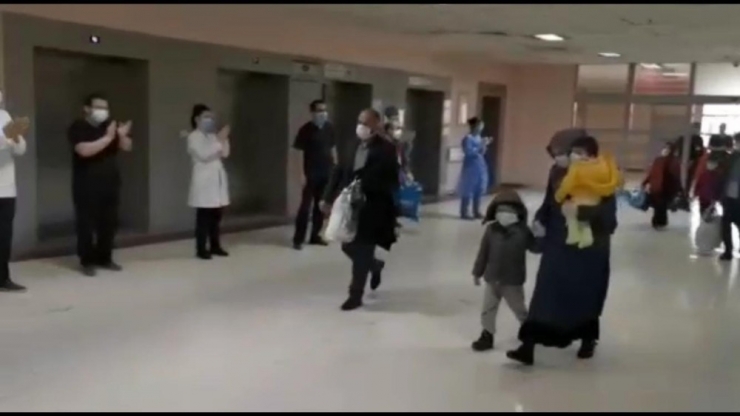 Korona Virüs Tedavisi Tamamlanan 15 Hasta Alkışlarla Taburcu Oldu