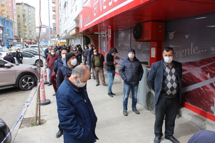 Erzurum’da Ramazan Öncesi Ucuz Et Kuyruğu