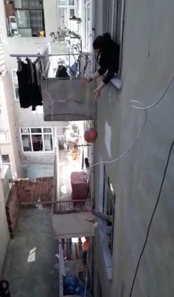 İstanbul’da Sokağa Çıkma Yasağı Olan Çocuklar Pencereden Top Oynadı