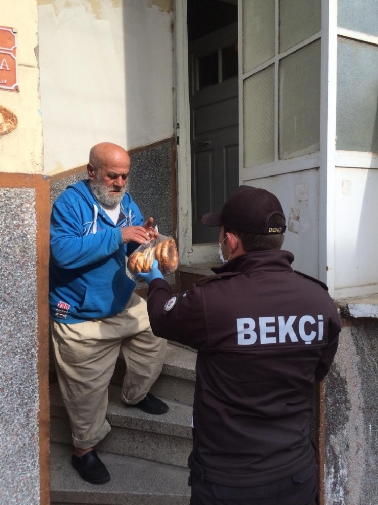 Mahallenin Evlatları Yaşlıları Unutmuyor