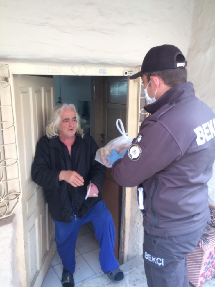 Mahallenin Evlatları Yaşlıları Unutmuyor