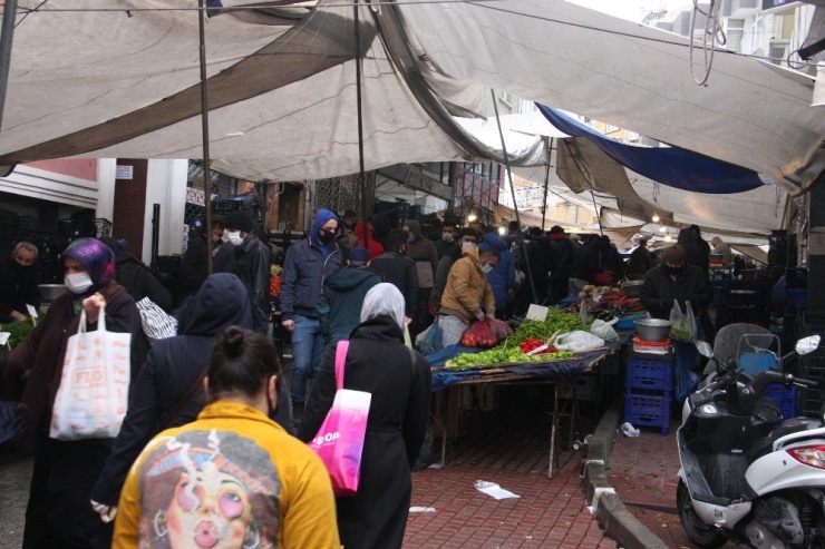 Fatih’teki Pazar Yerinde Sosyal Mesafe Kuralına Uyulmadı