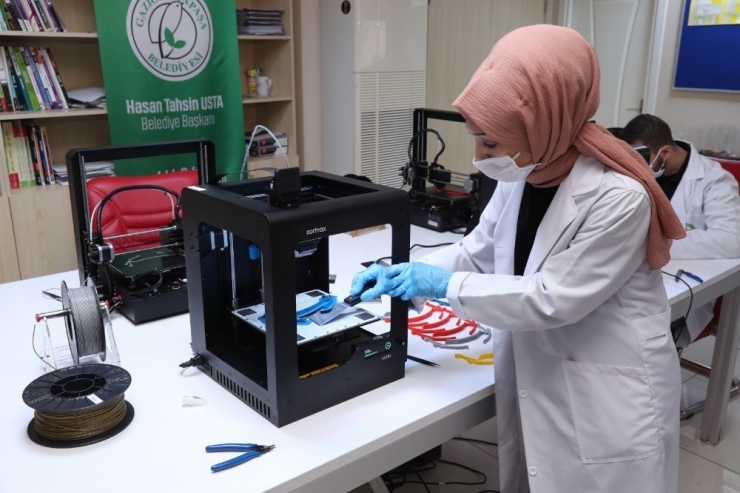 Gaziosmanpaşa Belediyesi Yüz Koruyucu Siperlik Maske Üretimine Başladı