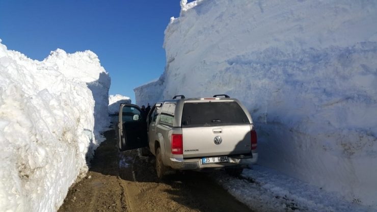 Hakkari’de 5 Metreyi Bulan Karda Yol Açma Çalışması
