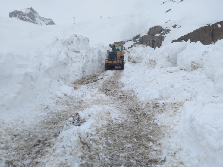 Hakkari’de 5 Metreyi Bulan Karda Yol Açma Çalışması