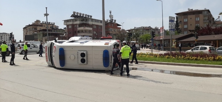 Hatay’da Ticari Aracın Çarptığı Ambulans Devrildi