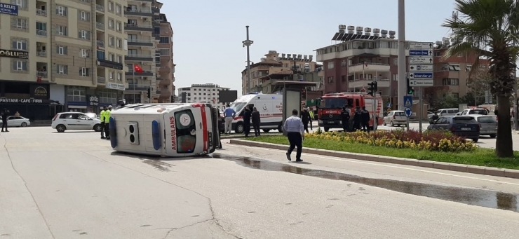 Hatay’da Ticari Aracın Çarptığı Ambulans Devrildi