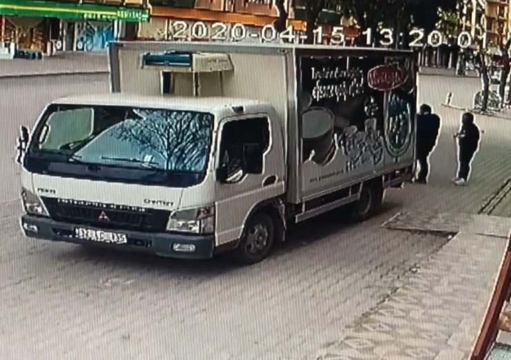 Kaldırımda Geri Manevra Yapan Kamyonetin Çarptığı Kadın Hastanelik Oldu