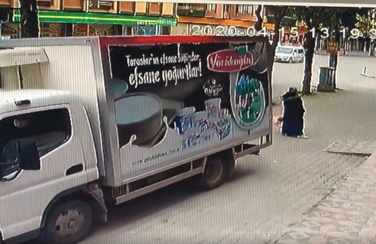 Kaldırımda Geri Manevra Yapan Kamyonetin Çarptığı Kadın Hastanelik Oldu