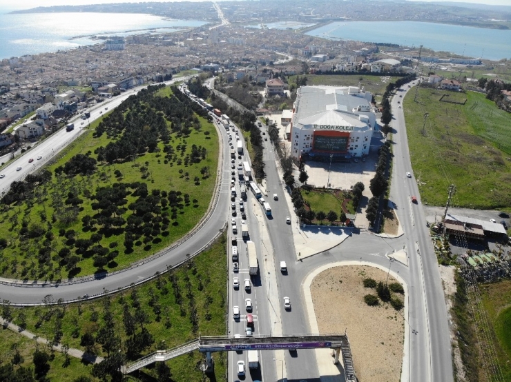 İstanbul Trafiği Sokağa Çıkma Yasağı Öncesi Kilitlendi