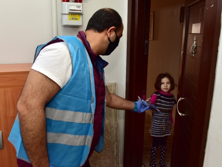 Kepez Bir Günde 25 Bin 897 Konuta, 77 Bin 691 Adet Maske Dağıttı
