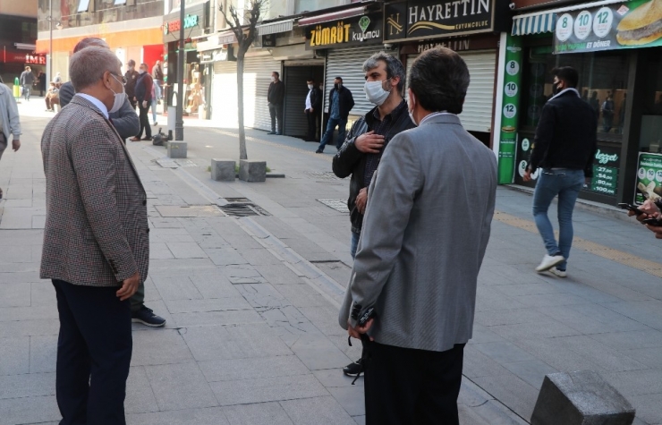 Vali Gürel Caddede Maske Dağıtıp, Maske ‘Evde Kal’ Uyarısı Yaptı