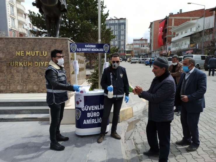 Kars Valiliği Binlerce Ücretsiz Maske Dağıttı
