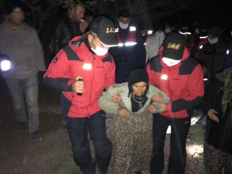 Hayvanları Otlatırken Kaybolan Kadını 5 Saat Sonra Jandarma Buldu