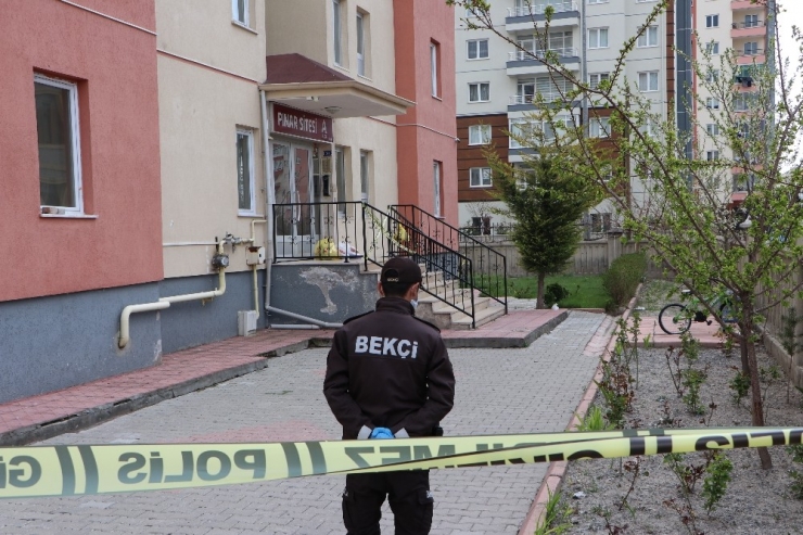 Bina Görevlisi Hasta Ziyaretine Gidip Rahatsızlandı, 66 Dairenin Bulunduğu 3 Blok Karantina Altına Alındı