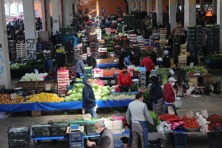 Sokağa Çıkma Yasağı Öncesinde Vatandaşlar Semt Pazarına Akın Etti