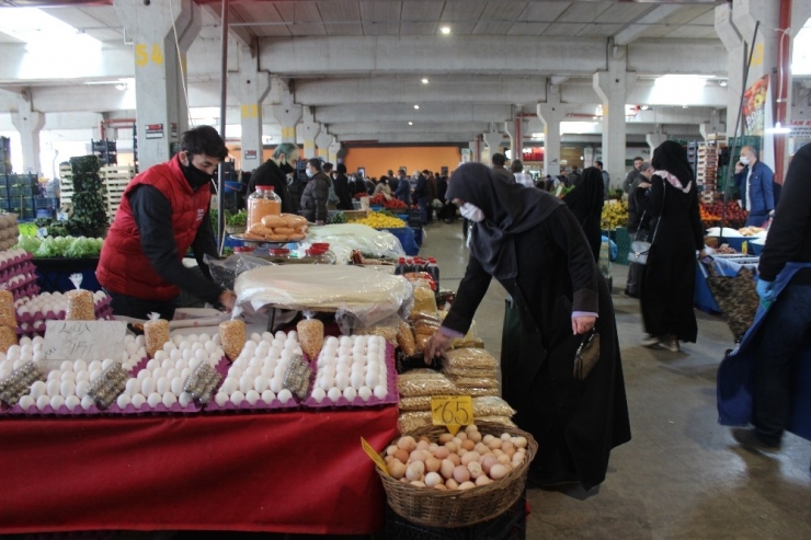 Sokağa Çıkma Yasağı Öncesinde Vatandaşlar Semt Pazarına Akın Etti