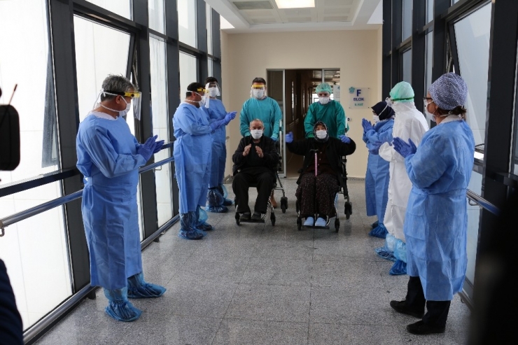 79 Yaşındaki Karı Koca Korona Virüsü Yendi