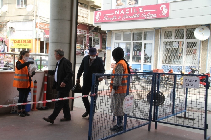Kuyucaklılar Erken Kurulan Pazarda İhtiyaçlarını Karşıladı