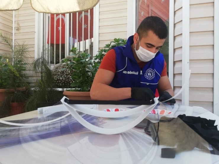Salihli Gençlik Merkezi Siperli Maske Üretiyor