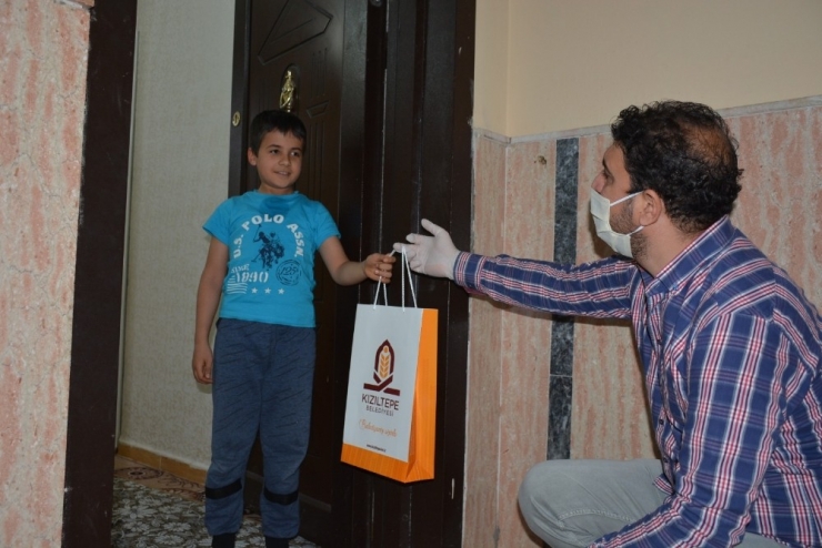 Kızıltepe’de İlkokul Öğrencilerine Kitap Dağıtılıyor