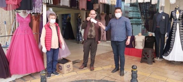 Milas Yörük Türkmen Kültür Derneği Üyeleri Ve Sağlık Çalışanlarını Unutmadı