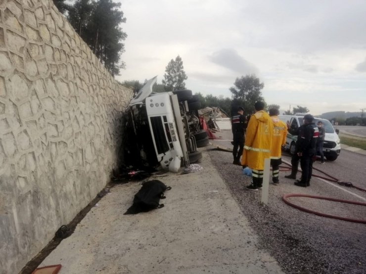Hırdavat Yüklü Kamyonet Devrildi: 1 Ölü