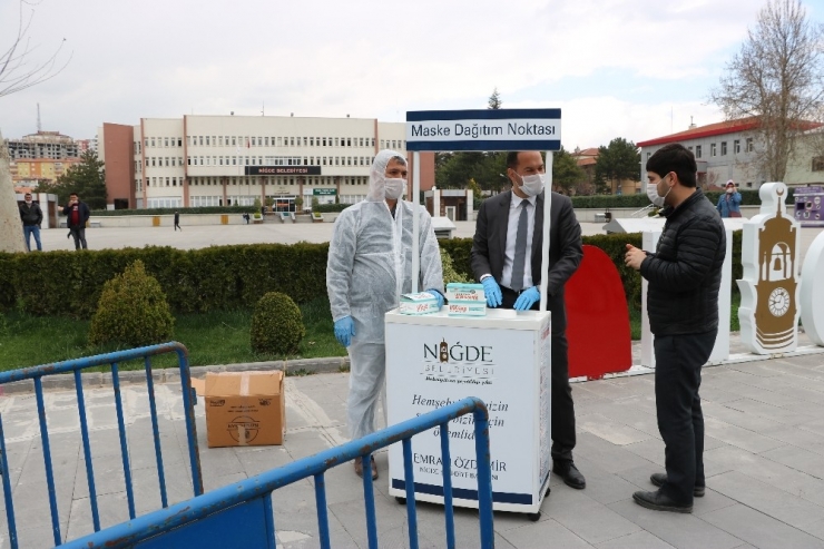 Niğde Belediyesi Günlük 8 Bin Adet Maske Dağıtıyor