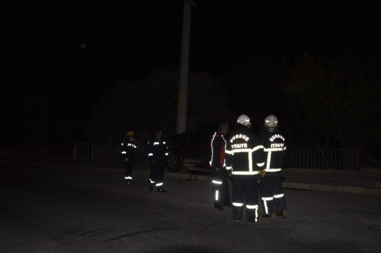 Ogs Direğine Çarpıp Kaçan Şoför Mahalleyi Elektriksiz Bıraktı