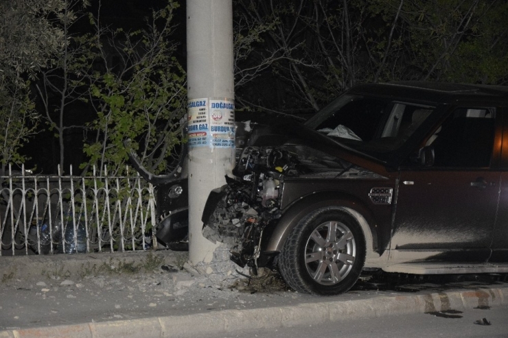 Ogs Direğine Çarpıp Kaçan Şoför Mahalleyi Elektriksiz Bıraktı