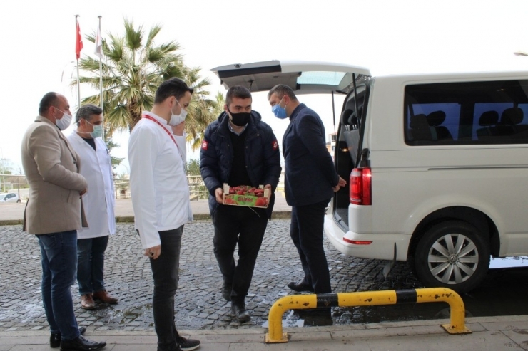 Sağlık Çalışanlarına Meyve Ve Börek İkramı