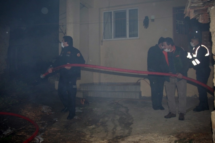 Yangın Çıkan Evin Tavanı Çöktü, Mahsur Kalan Yaşlı Kadın Hayatını Kaybetti