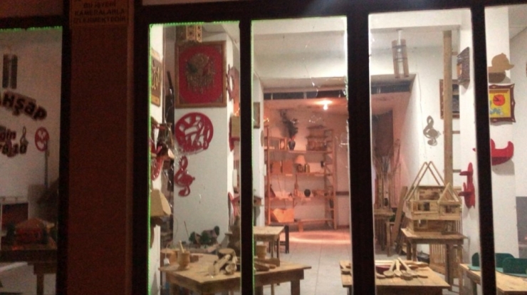 Pompalı Tüfekle İş Yerini Kurşunladılar, O Anlar Kameraya Yansıdı