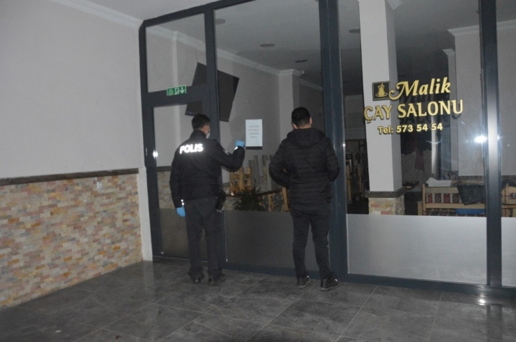 Dükkanının Önüne Park Edilen Motosiklete Kızdı, Ortalığı Birbirine Kattı