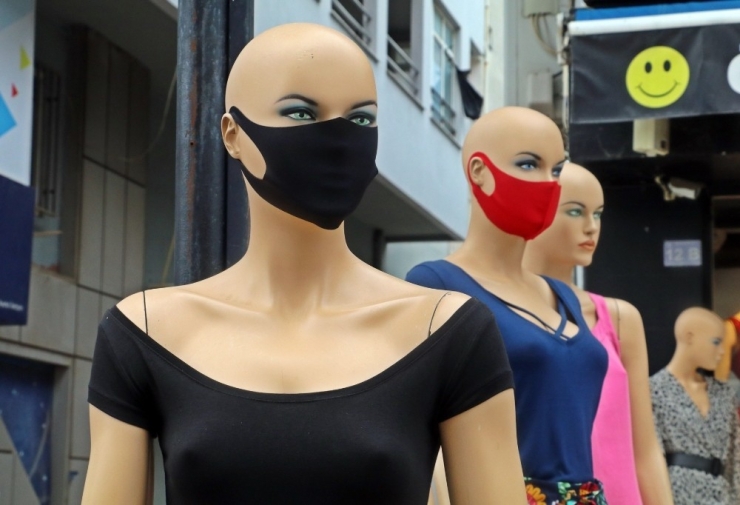 Antalya’da ’Korona’ Modası Vitrinleri Süslüyor