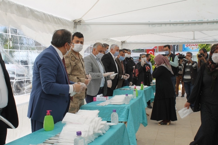 Reyhanlı’da Vatandaşlara Maske Dağıtıldı