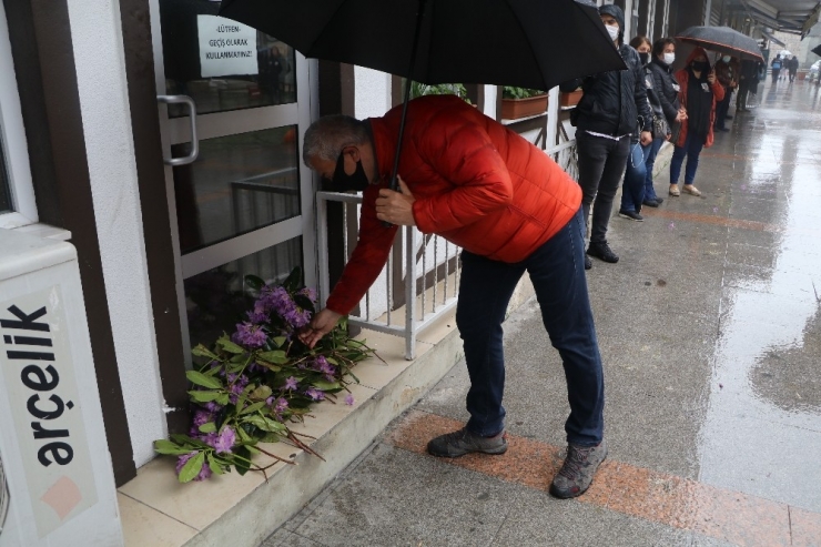 Gamze Pala’nın Öldürüldüğü Öğretmenevinin Kapısına Çiçek Bırakıldı