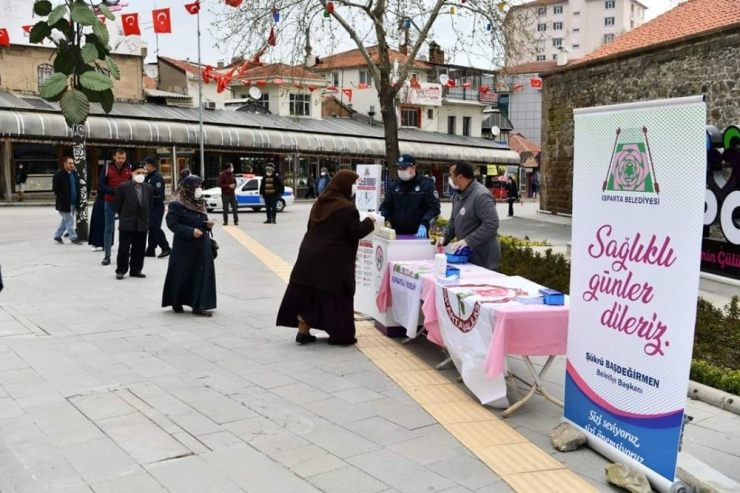 Isparta’da Vatandaşlara Maske Ve Kolonya Dağıtıldı